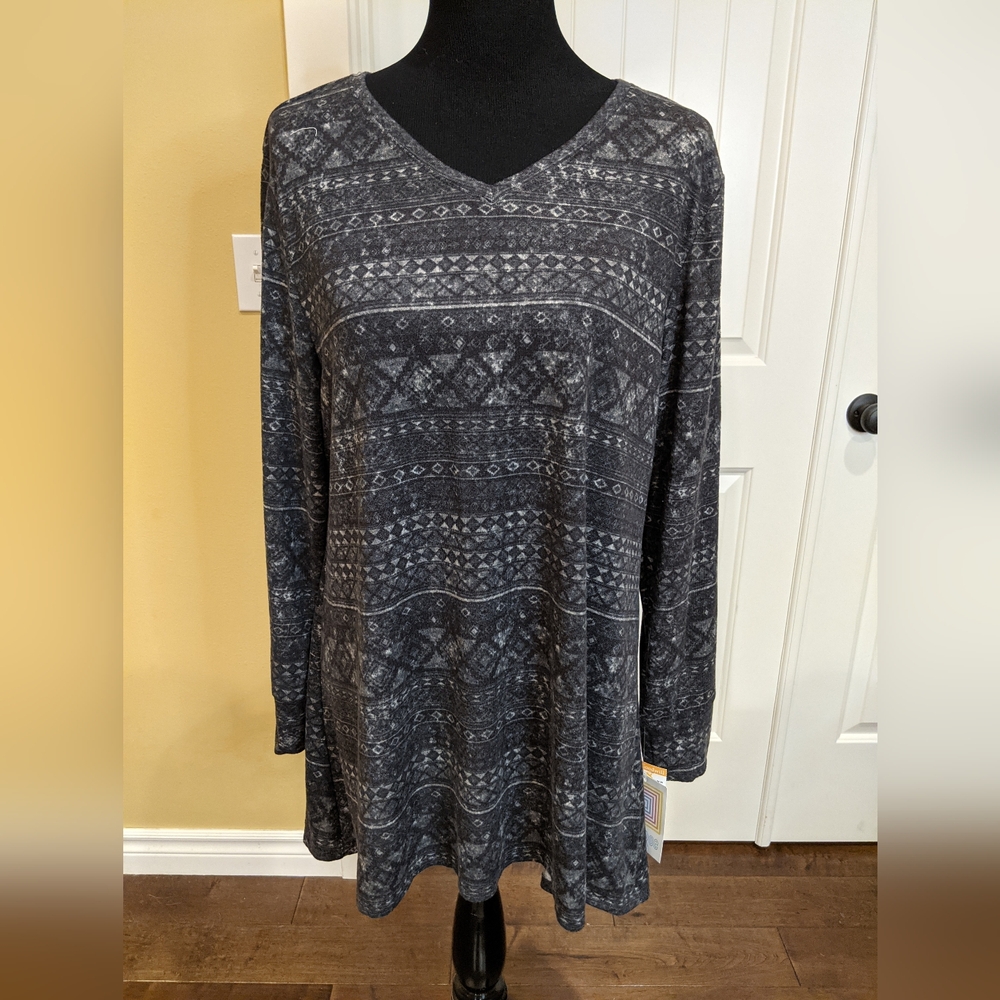 LuLaRoe Elizabeth Black and Grey Long Sleeve V Neck Tunic Top NWT